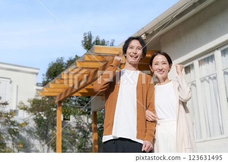 Happy couple smiling in the garden 123631495
