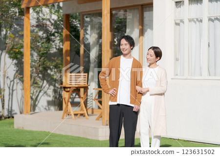 Happy couple smiling in the garden 123631502