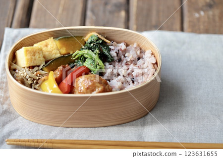 日式便當盒，內有 16 種米粒 - 手工製作的便當 123631655