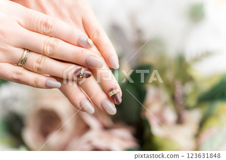 美甲沙龍 - 女人在做凝膠指甲（米色、棕色、秋冬設計） 123631848