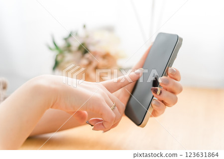 一名女子用指甲觸摸智慧型手機螢幕 一名女子用指甲觸摸智慧型手機螢幕 123631864