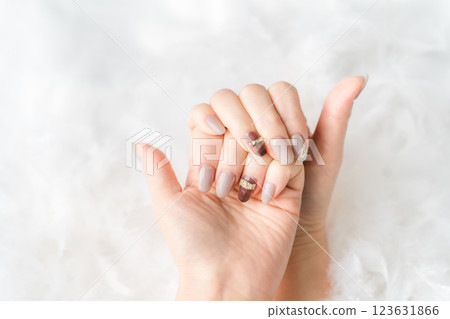 美甲沙龍 - 女人在做凝膠指甲（米色、棕色、秋冬設計） 123631866