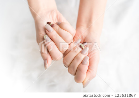 美甲沙龍 - 女人在做凝膠指甲（米色、棕色、秋冬設計） 123631867