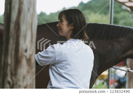 horse, brushing, female 123632490