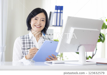 身穿制服的醫療接待人員 123632579