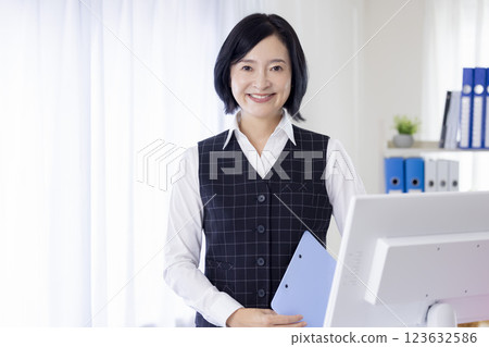 身穿制服的醫療接待人員 123632586