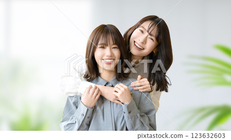 兩位友善的女性/女商人 123632603