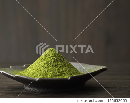 盤子裡的抹茶和綠茶 123632663