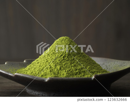 盤子裡的抹茶和綠茶 123632666