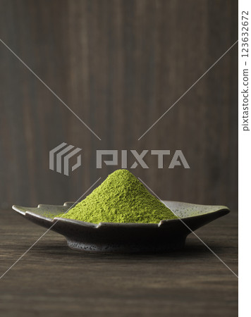 盤子裡的抹茶和綠茶 123632672