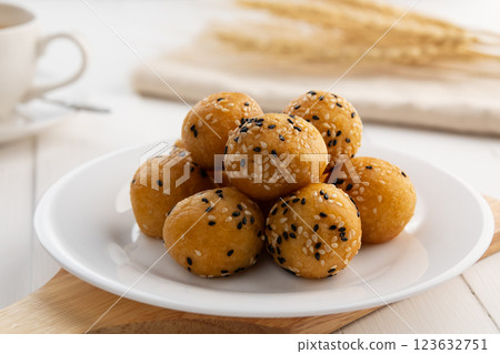 Fried Sesame Balls,made from rice flour stuffed with mung bean and coated with sesame seeds,Thai snack food (Khanom Kai Tao or Khanom nga) 123632751