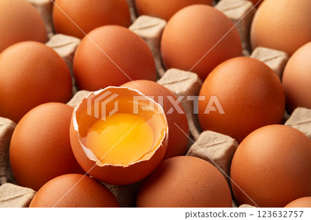 Close up fresh raw open egg on egg tray background 123632757