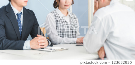 一位商人在櫃檯給一位沮喪的顧客建議（陷入困境、震驚、負債、破產、個人破產） 123632930