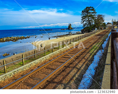 冰見線軌道和雨晴海灘 123632940