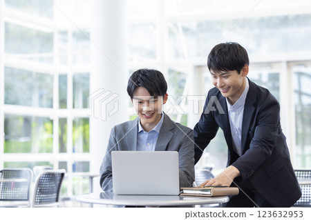 Business man having a meeting 123632953