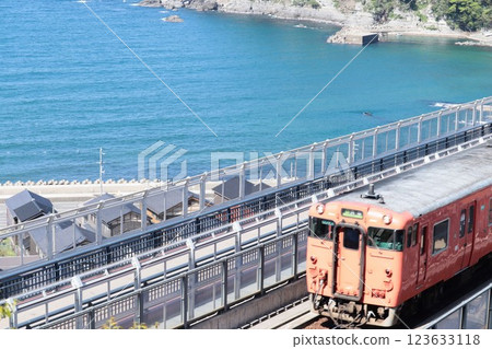 駛入約別鐵橋的火車和蔚藍的大海 駛入約別鐵橋的火車和蔚藍的大海 123633118