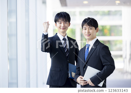 一位身穿西裝的年輕男子的肖像 一位身穿西裝的年輕男子的肖像 123633143