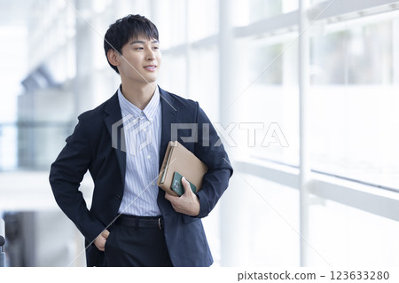 商務：穿著休閒夾克的年輕男子 123633280