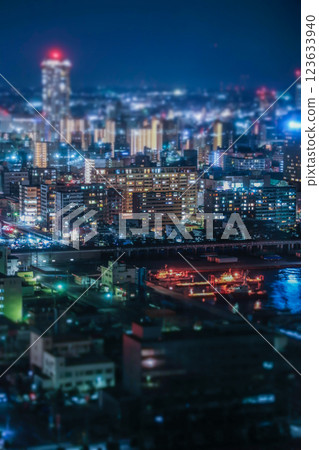 從千葉港塔上眺望千葉港的夜景 從千葉港塔上眺望千葉港的夜景 123633940