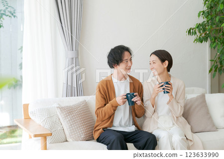 一對夫婦在客廳裡喝咖啡 一對夫婦在客廳裡喝咖啡 123633990