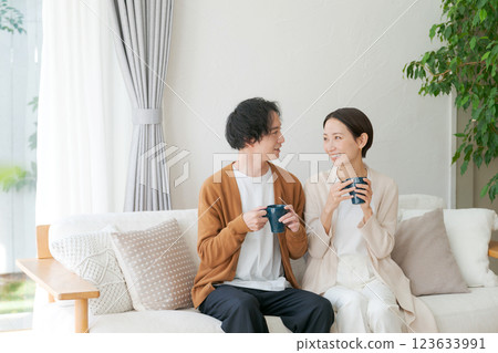 一對夫婦在客廳裡喝咖啡 一對夫婦在客廳裡喝咖啡 123633991