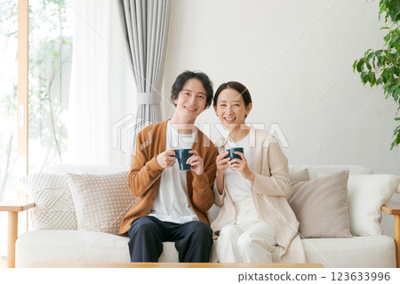 一對夫婦在客廳裡喝咖啡 123633996