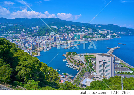 從靜岡縣熱海市熱海城俯瞰北側（熱海市、熱海港、岩戶山等） 123637694