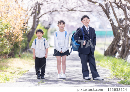 Smiling child under the cherry blossoms 123638324