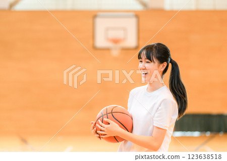 國中和高中女生穿著運動服在體育館打籃球 國中和高中女生穿著運動服在體育館打籃球 123638518
