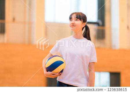 國中和高中女生穿著運動服在體育館打排球 123638615
