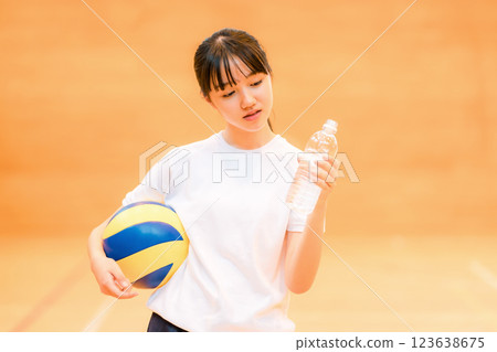國中和高中女生穿著運動服在體育館打排球（補水） 123638675