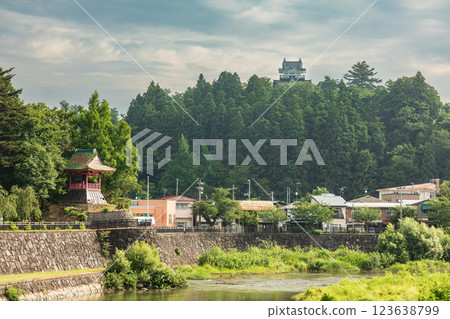 山川交織的街道。 123638799