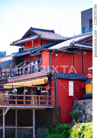 [Kyoto scenery] Kamogawa Nouryou-Yuka and Plover Lanterns in Pontocho 123639198