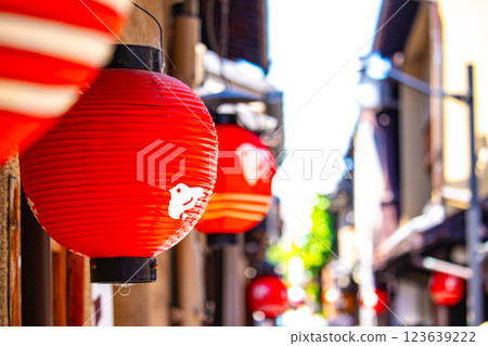 [Kyoto scenery] Kamogawa Nouryou-Yuka and Plover Lanterns in Pontocho 123639222