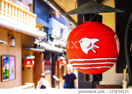 [Kyoto scenery] Kamogawa Nouryou-Yuka and Plover Lanterns in Pontocho 123639235