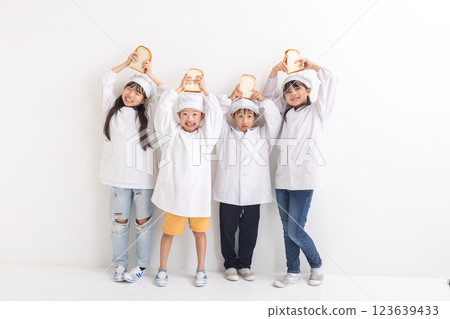 Elementary school students wearing school lunch uniforms 123639433