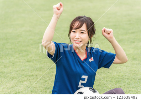 在足球比賽中獲勝並做出勇敢姿勢的足球迷和支持者 123639492