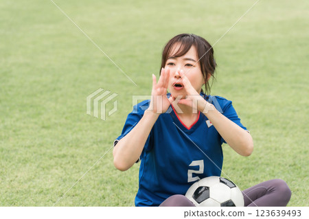 一名身著制服的女球迷在足球比賽中歡呼 123639493