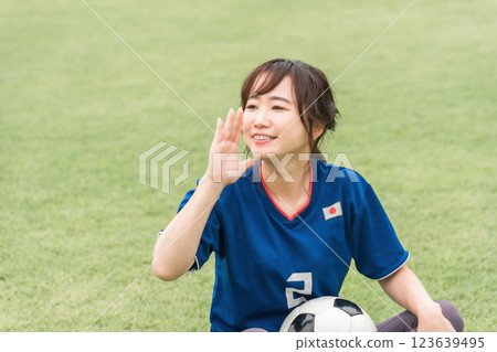 一名身著制服的女球迷在足球比賽中歡呼 123639495