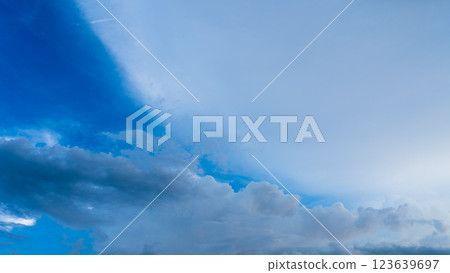 仲夏黃昏時分出現的積雨雲 123639697