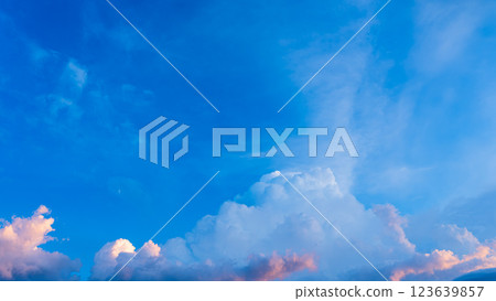仲夏黃昏時分出現的積雨雲 123639857