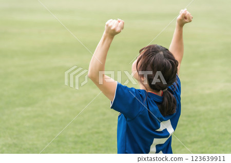 在足球比賽中獲勝並做出勇敢姿勢的足球迷和支持者 123639911