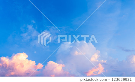 仲夏黃昏時分出現的積雨雲 123639921