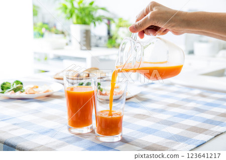倒入蔬菜汁：健康飲食 123641217