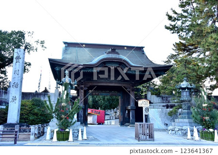愛知縣豐川稻荷神社的正門與松樹裝飾 愛知縣豐川稻荷神社的正門與松樹裝飾 123641367