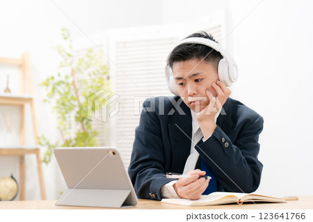 男性青少年學習耳機 123641766