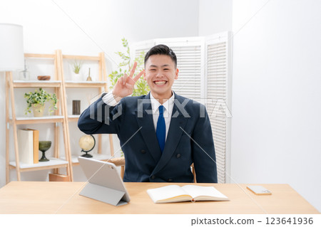 男孩, 青少年, 學習, 和平標誌 123641936