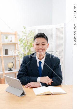 男孩，青少年，學習，微笑 123641943