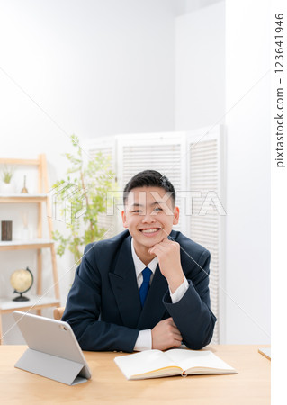 男孩，青少年，學習，微笑 123641946