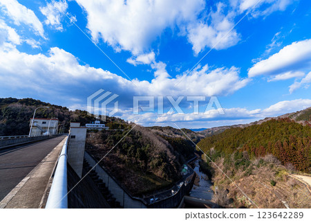 The temperature is rising and it's starting to feel like spring at Nara Nunome Dam. The sky spreading out to the north of the dam and the Nunome River flowing down③ 123642289